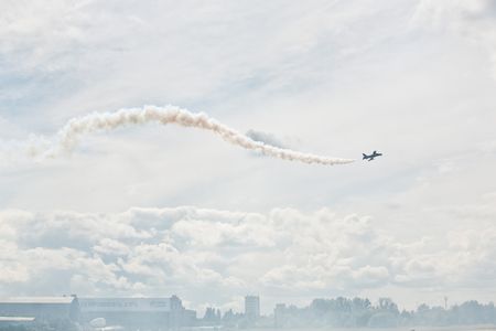 Самолет с дымом